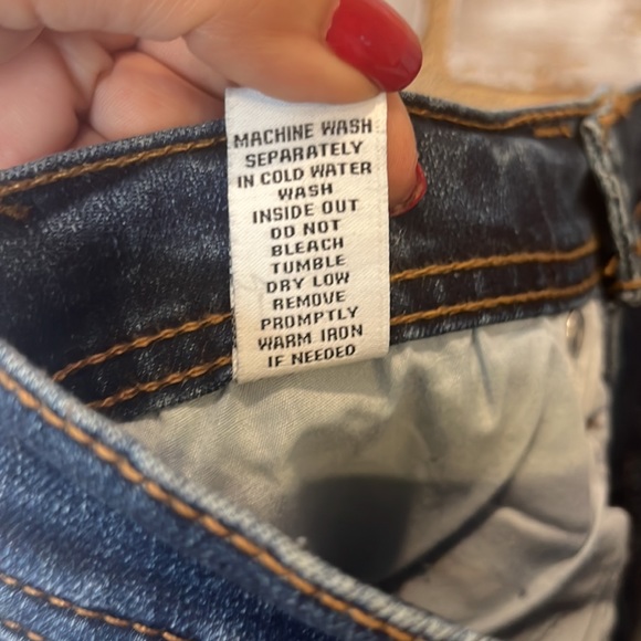 Celebrity Pink Dark Wash Mill Valley Distressed Denim Shorts, Junior’s Sz. 5/27. - Picture 9 of 9